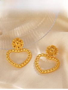 Détail des boucles d'oreilles cœur plaquées or 18 carats avec texture corde et fleur