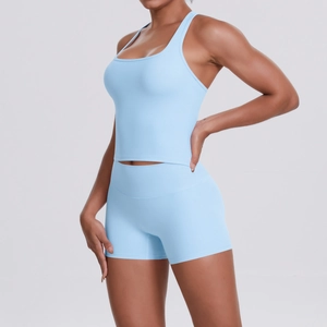 Ensemble de yoga bleu clair pour femme avec débardeur dos nageur et short de sport