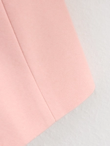 Macro del tessuto del blazer rosa con trama dettagliata in twill raffinato