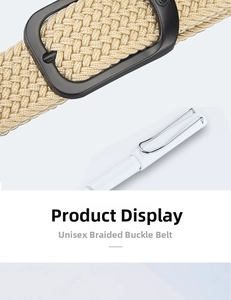Gros plan détaillé d'une ceinture tressée beige avec une boucle ardillon noire mate