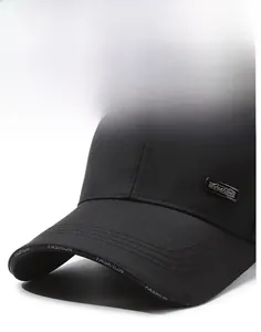 Detailansicht der Baumwoll-Baseballkappe mit fester Krempe und seitlichem Metalllogo