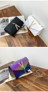 Détail de sacs tressés dégradés avec bandoulière chaîne dorée et logo V à franges