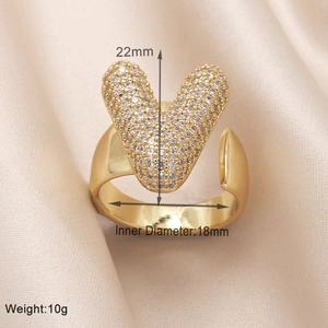 Detailed dimensions of gold V-shaped ring with pavé zircons: 22mm height and 10g weight