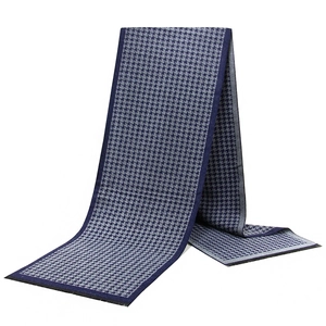 Écharpe classique en pied-de-poule pour homme en bleu et gris avec des pompons
