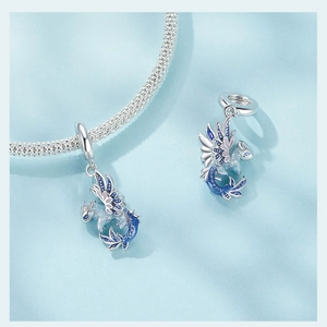 Gros plan du pendentif dragon en argent S925 avec émail bleu sur chaîne serpent