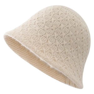 Chapeau bob en maille crème pour femme avec motif à carreaux et texture peluche