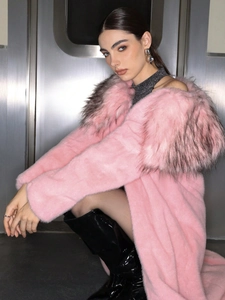 Cappotto lungo in ecopelliccia rosa da donna con ampi revers e calda texture invernale