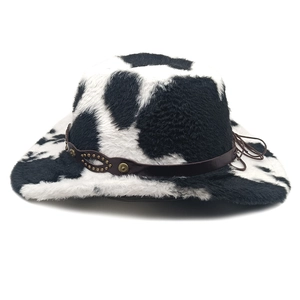 Detailansicht eines Cowboyhutes mit Kuhprint, Lederband und Vintage-Metallverzierung
