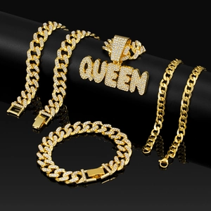 Dettaglio del set di gioielli a catena cubana dorata con ciondolo QUEEN luccicante