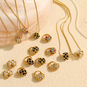 Parure bijoux vintage avec colliers chaîne serpent dorée, perles et cristaux colorés
