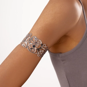 Dettaglio del bracciale da braccio in argento con intricati motivi floreali intagliati