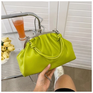 Sac nuage froncé vert fluo avec fermoir métallique et bandoulière en chaîne