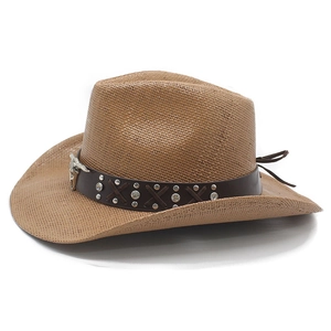Détail de l'emblème de taureau vintage et des strass sur le chapeau de cowboy en paille