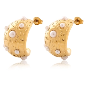 Elegant 18K gold plated stainless steel C-shaped earrings with hammered texture and pearls