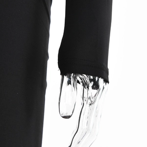 Gros plan du poignet avec double couture sur une robe noire à manches longues