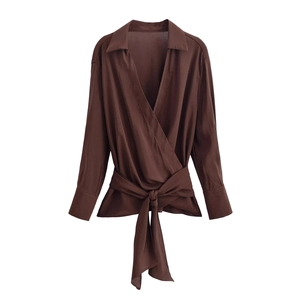 Chemisier rayé marron pour femme avec coupe cache-cœur, manches longues et lien à la taille