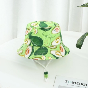 Détail du chapeau bob vert clair avec imprimé avocat et mentonnière ajustable