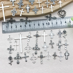 Assortimento di ciondoli a croce d'argento vintage per gioielli con righello per misure
