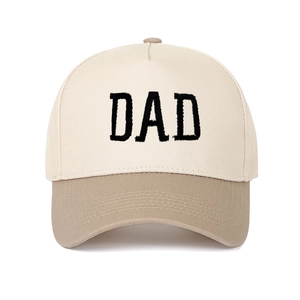 Detail der DAD-Stickerei auf einer zweifarbigen beige-khaki Trucker-Baseballkappe