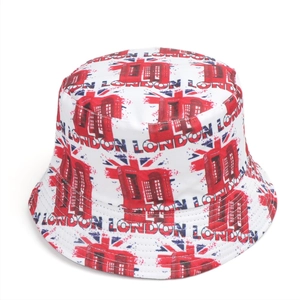 Detailopname van de witte vissershoed met Londense iconen en Britse vlagafdrukken
