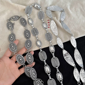 Detailansicht von vier böhmischen Vintage-Metall-Taillenketten mit Blatt- und Ovalmotiven