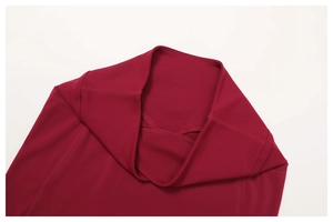 Dettaglio dei leggings bordeaux a vita alta con cuciture piatte professionali