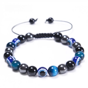 Dettaglio delle perle in occhio di tigre da 8mm ed ematite con ciondoli contro il malocchio