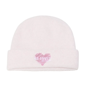 Detalle de gorro de punto rosa con bordado de corazón e inscripción BE LOVED