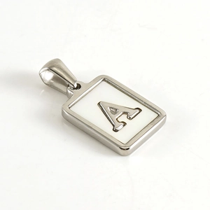 Pendentif rectangulaire en acier 18k poli avec incrustation blanche et lettre A