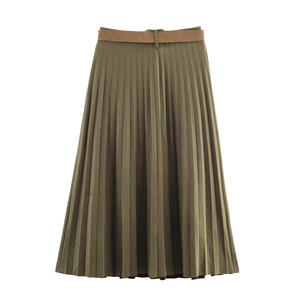 Détail d'une jupe midi plissée vert armée effet daim avec ceinture marron