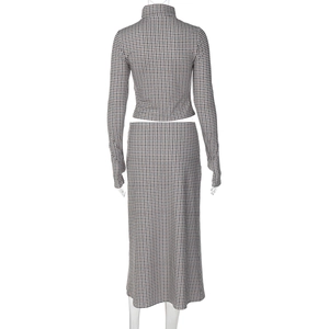 Vue arrière de l'ensemble deux pièces avec crop top à col montant et jupe midi à carreaux