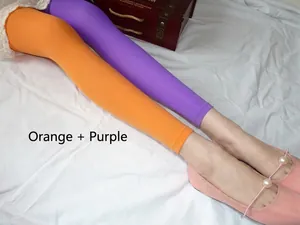 Détail du collant asymétrique bicolore orange et violet avec des chaussures à perles roses