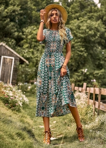 Détail du corsage froncé et du motif cachemire floral vert sur une robe mi-longue