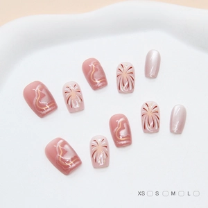 Vue détaillée de faux ongles faits main avec motifs feu d'artifice et cœur œil de chat