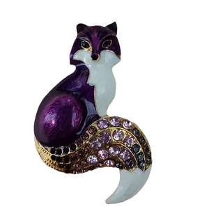 Broche renard élégante avec émail violet et cristaux scintillants sur fond blanc