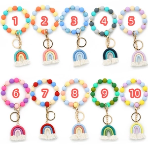 Detailed overview of 10 colorful silicone bead keychains with rainbow tassels and gold clasps