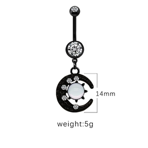 Détail du piercing nombril lune noire de 14mm avec pierre irisée et strass brillants