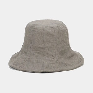 Dettaglio della trama in lino naturale e delle cuciture di questo cappello a secchiello grigio