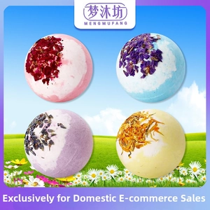 Détail de quatre boules de bain aux fleurs séchées avec des pétales de rose et lavande