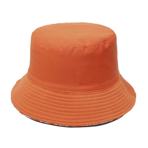 Vue détaillée d'un chapeau bob orange en coton montrant les coutures et la texture