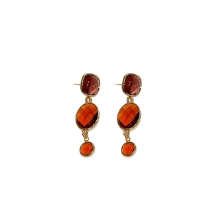 Orecchini pendenti vintage in metallo dorato con gemme rosse quadrate e ambra ovali