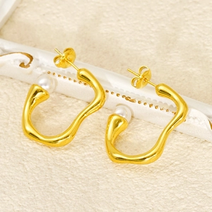 Irregular golden wavy earrings with pearls in 18K gold plated minimalist style