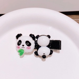 Nahaufnahme einer süßen 3D-Haarklammer aus Harz mit Panda-Motiv, Bambusblatt und Rouge
