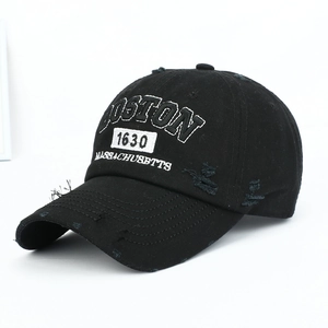 Casquette de baseball noire usée avec broderie blanche Boston 1630 sur fond neutre.