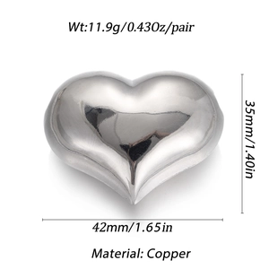 Dettaglio del ciondolo a cuore argento con dimensioni di 42mm di larghezza e 35mm di altezza