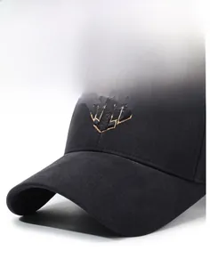 Détail d'une casquette de baseball en coton avec logo brodé et visière rigide