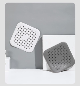 Dettaglio di filtri quadrati in silicone bianco e grigio per capelli e detriti lavandino