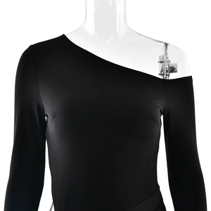 Detail eines schwarzen One-Shoulder-Kleides mit Taillenausschnitt und Stretch-Faltenstruktur