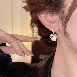 Boucles d'oreilles perles en argent avec cristaux et design minimaliste chic