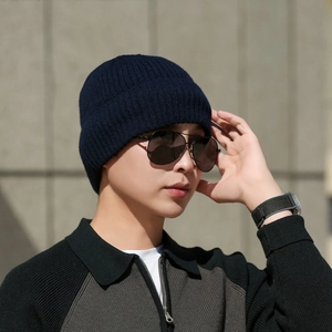 Men's navy blue knitted beanie hat with thick ribbed texture for winter warmth